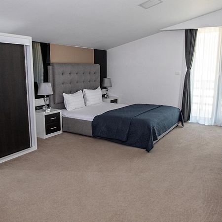 Complex Noblesse Hotel Vaslui Bagian luar foto