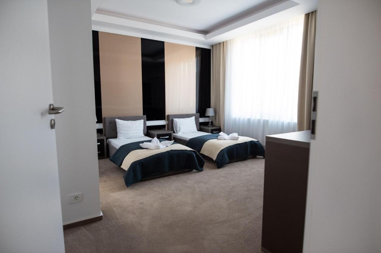 Complex Noblesse Hotel Vaslui Bagian luar foto