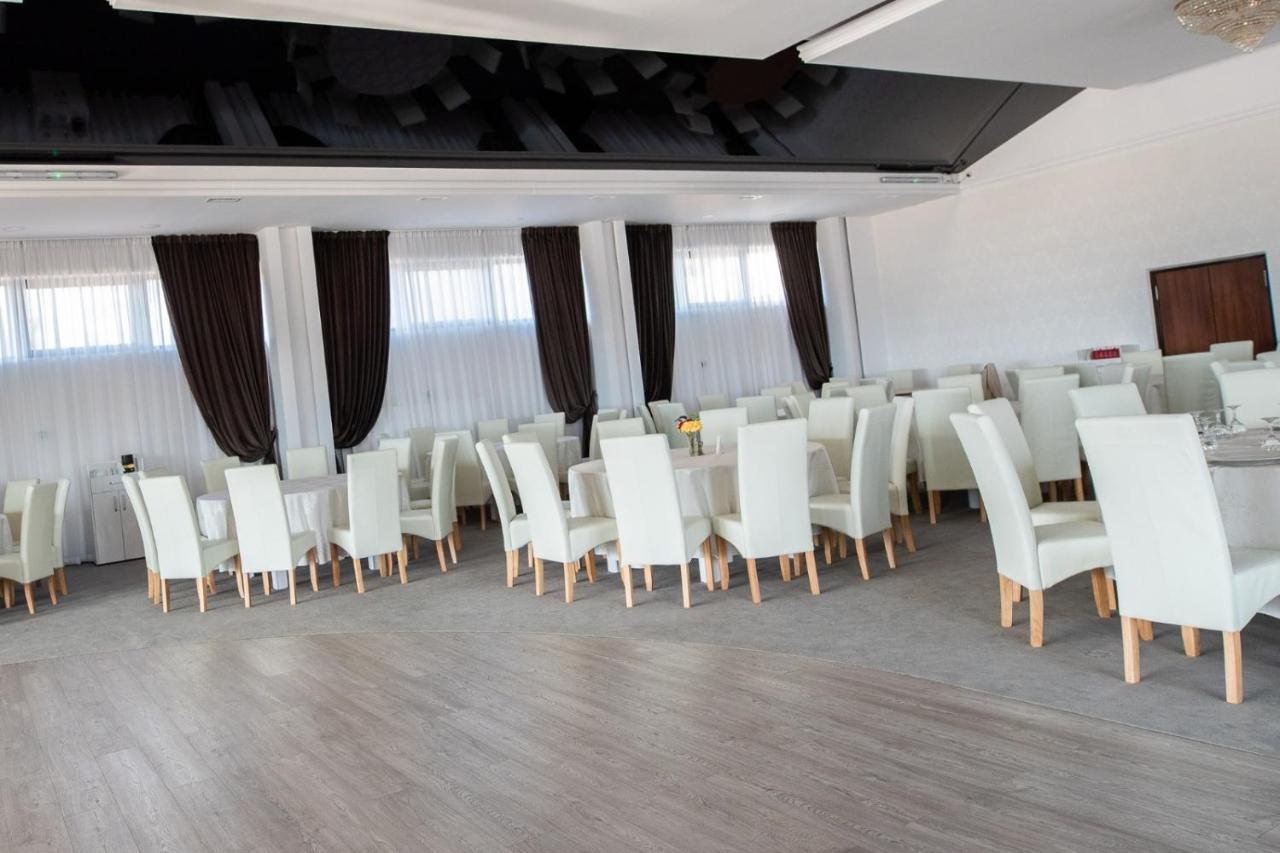 Complex Noblesse Hotel Vaslui Bagian luar foto