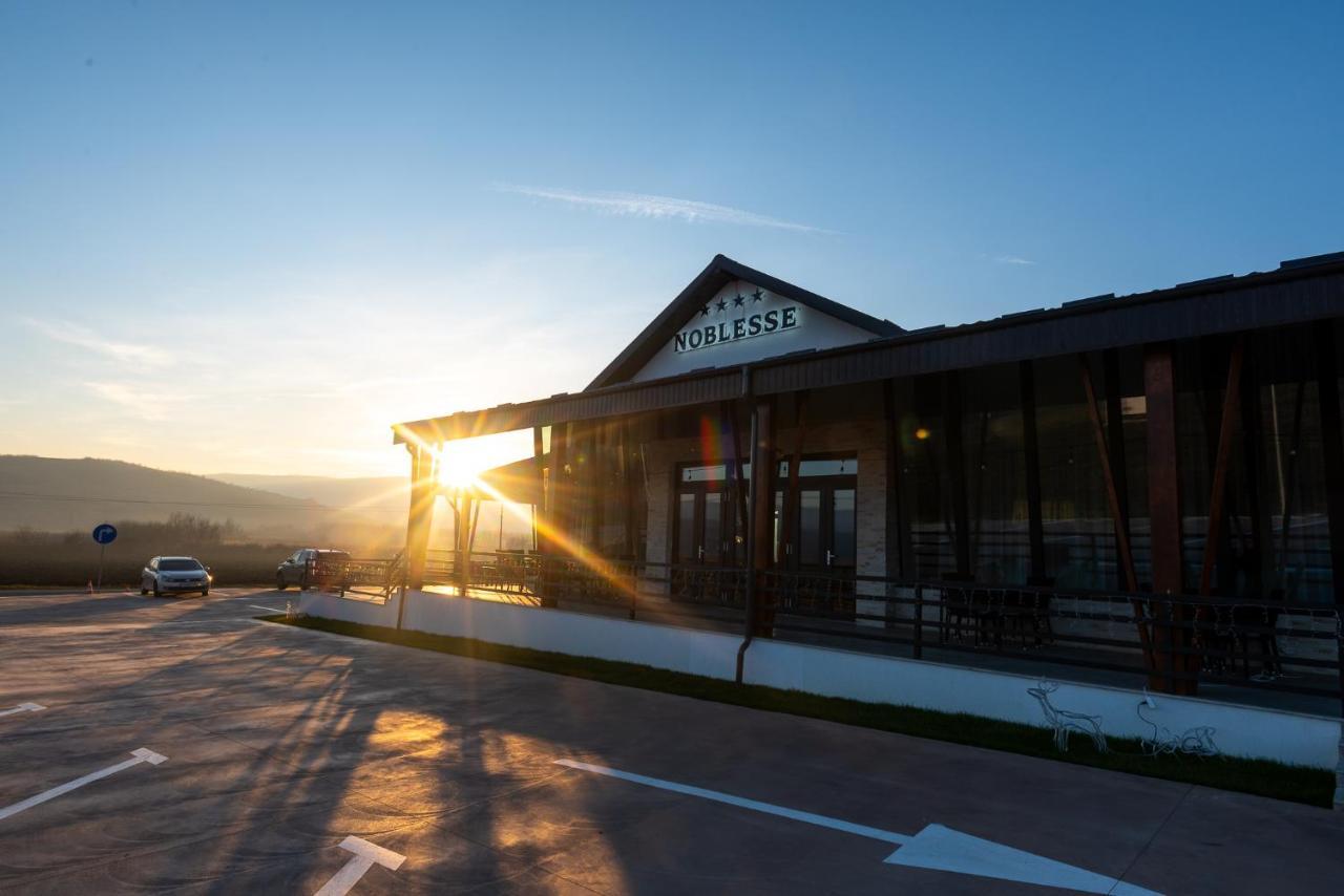 Complex Noblesse Hotel Vaslui Bagian luar foto