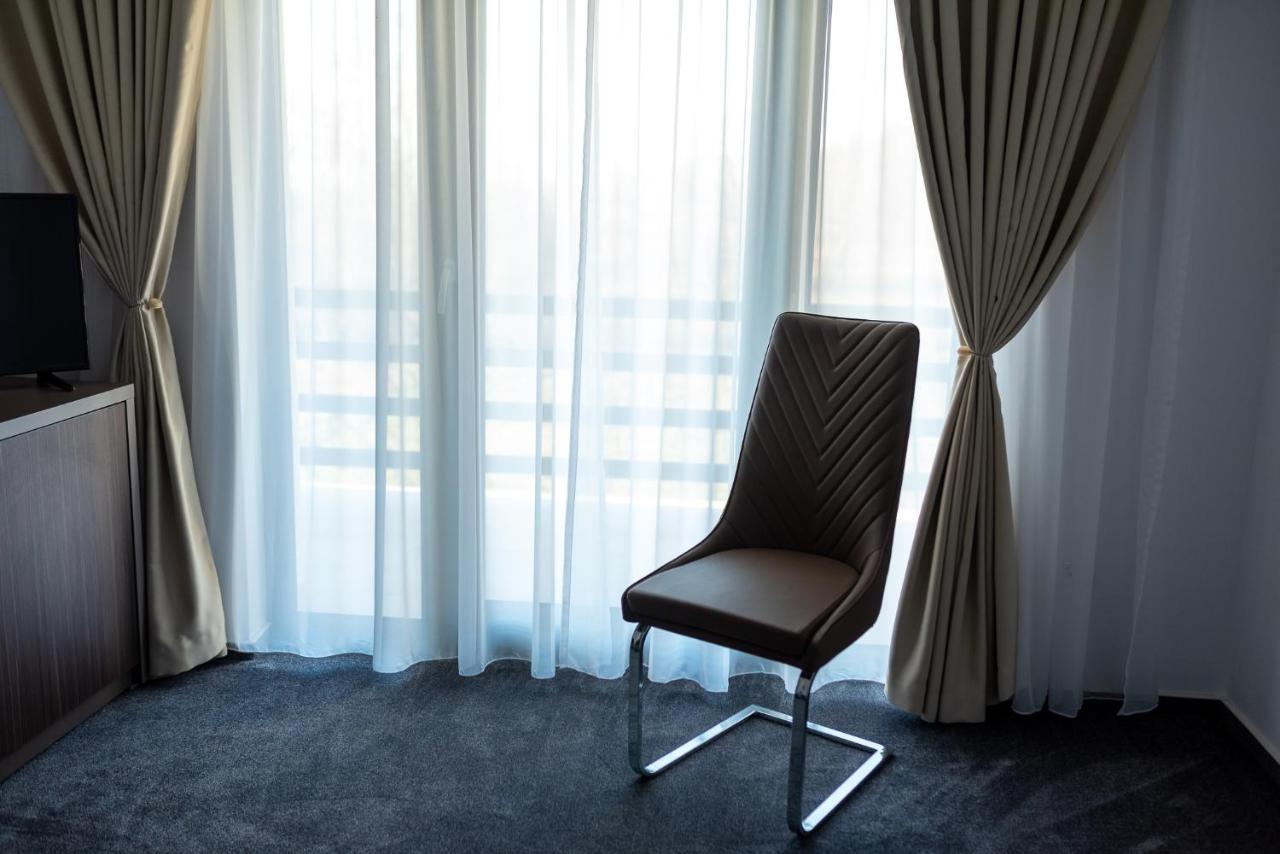 Complex Noblesse Hotel Vaslui Bagian luar foto