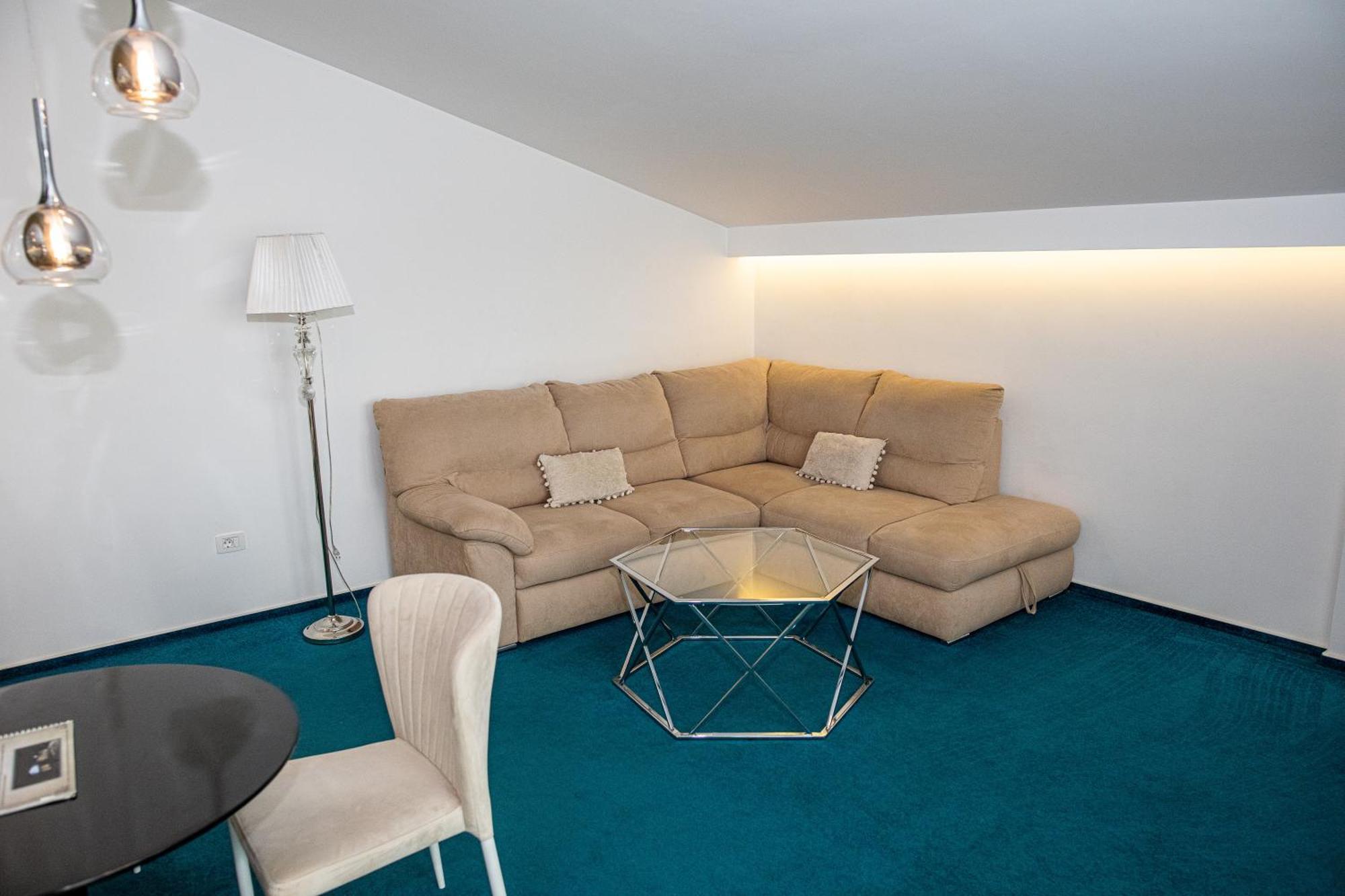 Complex Noblesse Hotel Vaslui Bagian luar foto