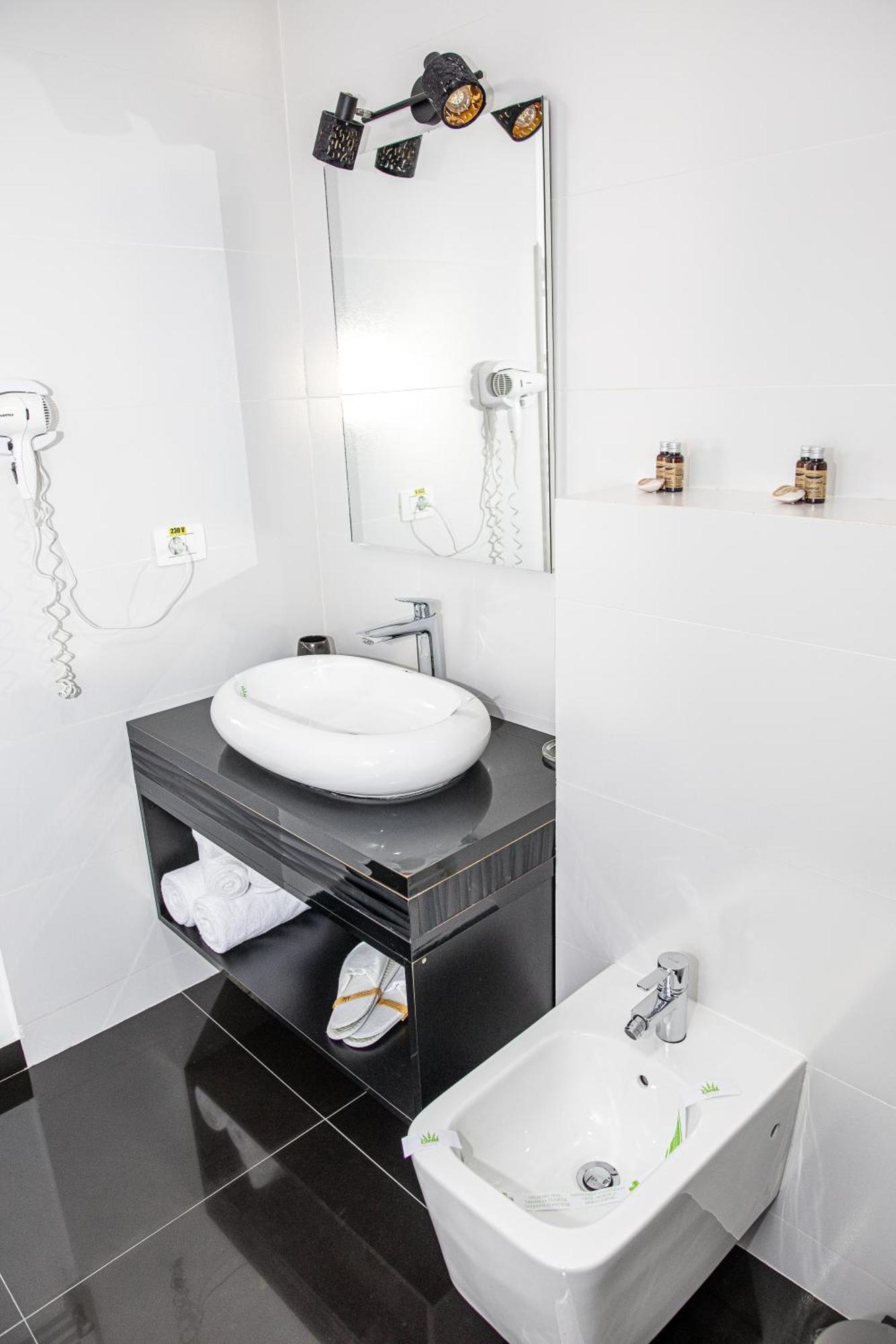 Complex Noblesse Hotel Vaslui Bagian luar foto