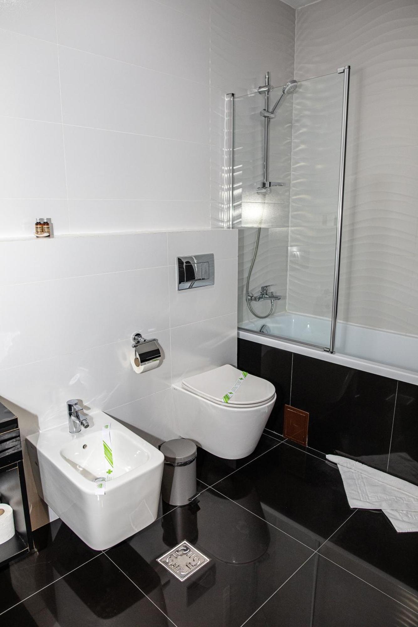 Complex Noblesse Hotel Vaslui Bagian luar foto
