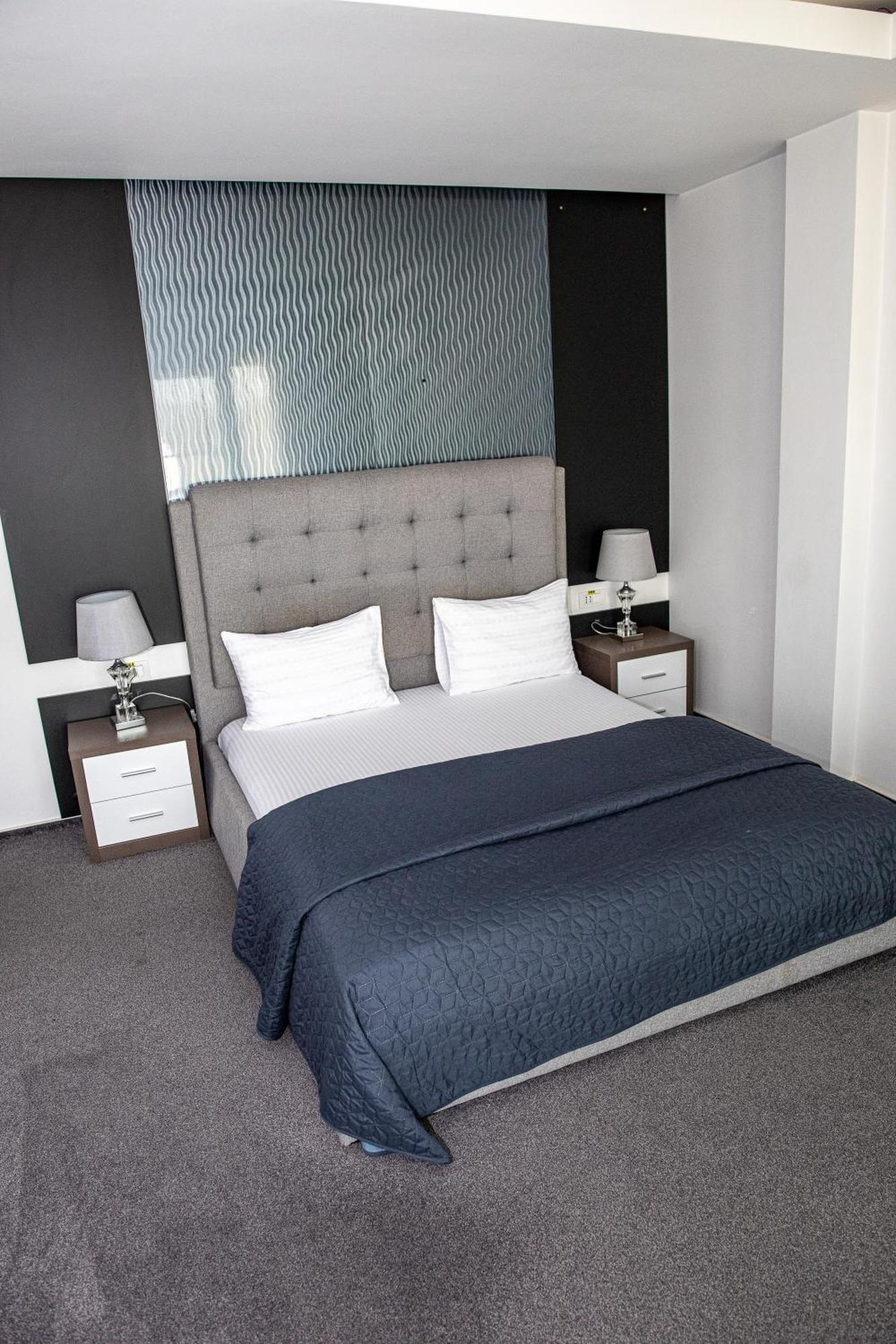 Complex Noblesse Hotel Vaslui Bagian luar foto