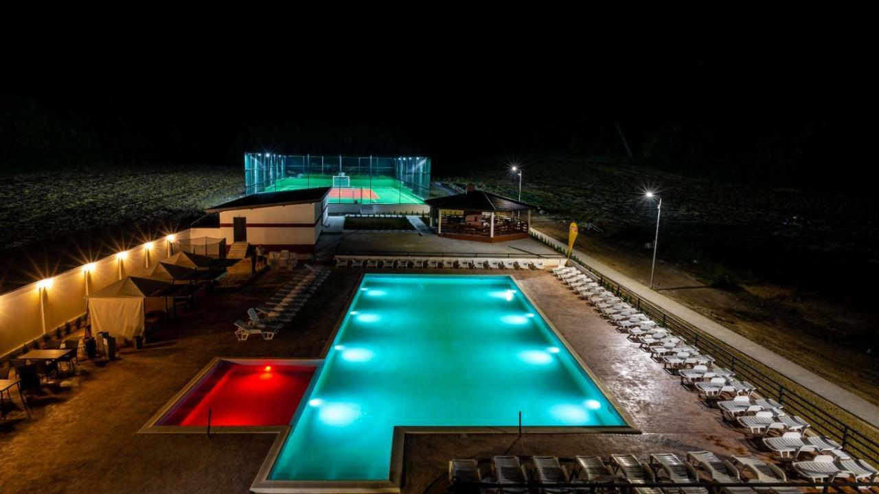 Complex Noblesse Hotel Vaslui Bagian luar foto