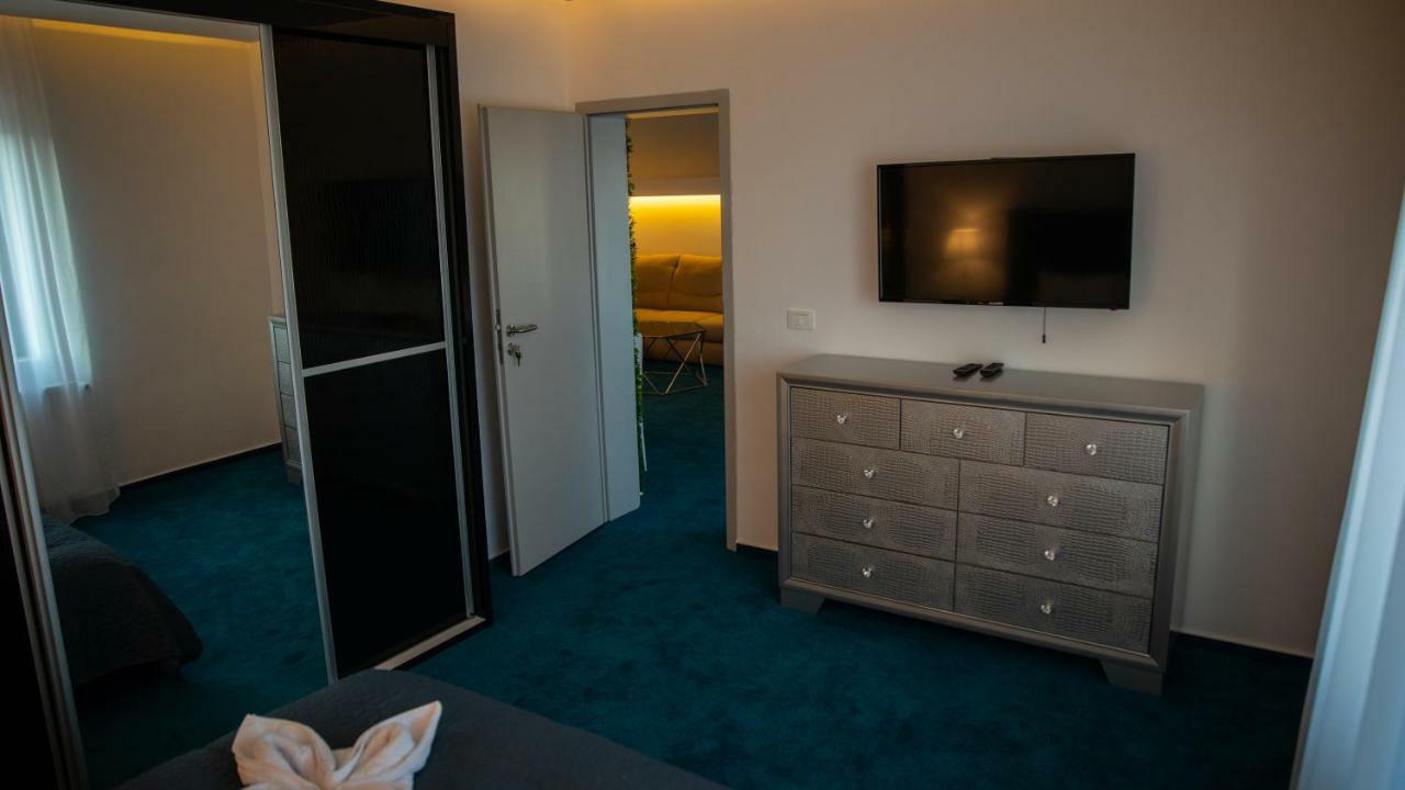 Complex Noblesse Hotel Vaslui Bagian luar foto